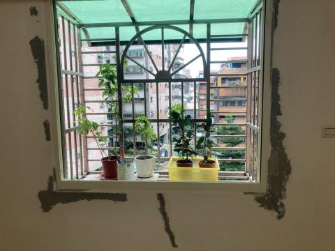 磊砢晶瑩工程 - 刨除壁癌區域後使用奈米滲透結晶強化水泥阻絕水源滲入 磊砢晶瑩工程 - 刨除壁癌區域後使用奈米滲透結晶強化水泥阻絕水源滲入