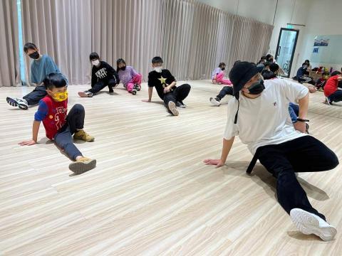 Jasper｜凡徒藝術 - 兒童霹靂舞地板教學