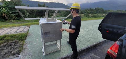 辰豪企業社 - 太陽能箱體。要給監視器供電的