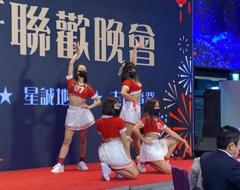 藝富演藝有限公司 - 【活力啦啦隊】精湛舞藝，元氣活力! 
藝富女孩與現場嘉賓互動，即刻感受青春洋溢!