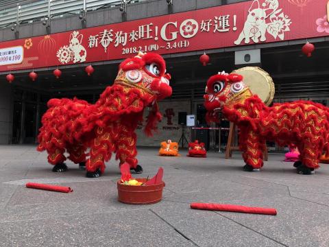 藝富演藝有限公司 - 【鬧熱ㄟ舞龍舞獅】大氣開幕請舞獅，業績長紅一輩子! 歡慶鑼鼓喧天，街頭巷尾逗鬧熱。來者都是客，人潮就是錢潮， 藝富舞獅可以幫您歡喜慶開幕、端莊剪綵。