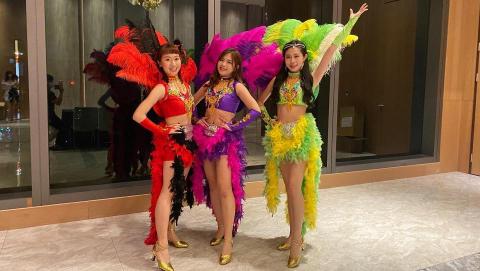 藝富演藝有限公司 - 【熱情搖擺森巴】藝富女孩繽紛華麗，舞蹈熱情奔放，熱絡的氣氛、動感的節奏會讓您忍不住站起來!『快跟我一起搖擺~』