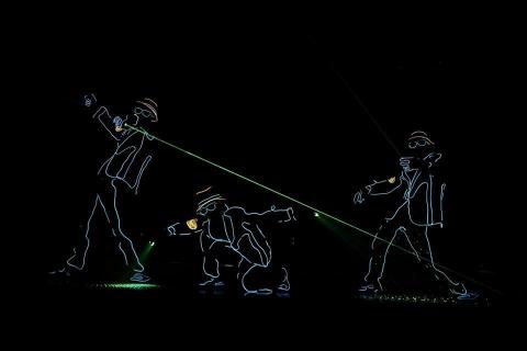 藝富演藝有限公司 - 【炫光LED Show】音樂節奏與舞力全開的表演，配合酷炫的LED光影效果，讓賓客驚喜又震撼! 
※每年尾牙和春酒必需安排的表演※