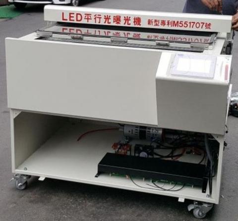 張志鴻 - LED平行光曝光機