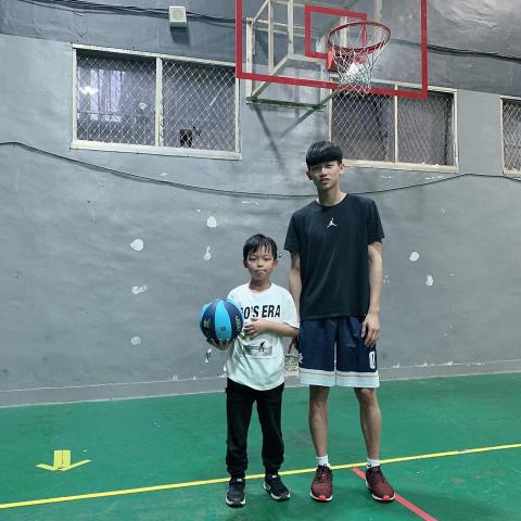 鄭皓哲 - 各年齡層的學生 皆有教學經驗