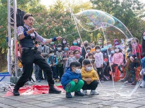 藝富演藝有限公司 - 【童趣泡泡 Show】你還是從前那個少年，沒有一絲絲改變! 看孩子追逐、奔跑、躲進泡泡裏，您是不是也想起自己的童年時光呢? 就讓一顆顆夢幻的泡泡帶您走進奇妙世界吧!