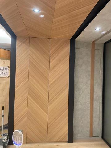 葉先生 - 人字型木作門片造型及天花板