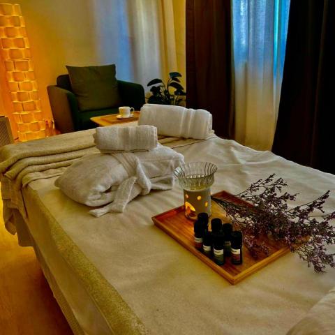 提供精油spa服務的專家花花