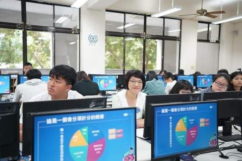 DonaLo - 擔任商業簡報競賽選手