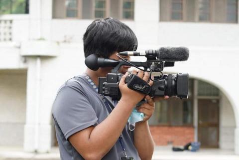DonaLo - 手持專業攝影機進行拍攝