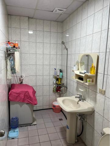 青山淨水 江重徳 -  浴室改裝後照片！沐浴冷熱龍頭，洗手台冷熱龍頭，馬桶蓋，吊衣白鐵架，整容鏡台更換，上面更換阿拉斯加排風扇，洗衣機水管電源另外延伸配置工程！施工後照片。