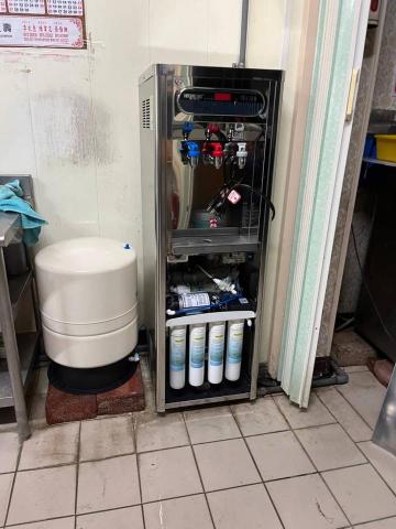 青山淨水 江重徳 -  冰溫熱飲水機安裝後照片！另外加11加侖備用儲水桶方便大量使用！青山淨水安裝實例照片。