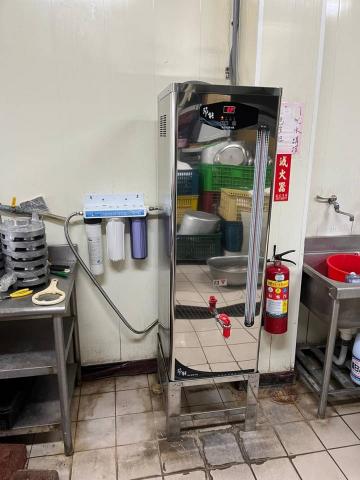青山淨水 江重徳 - 餐廳熱水爐更改後30加侖熱水器及過濾前置安裝實例！青山淨水安裝設計！
