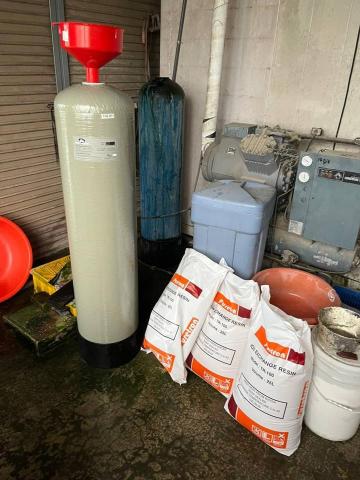 青山淨水 江重徳 - 樹酯過濾軟化水質過濾桶更換填裝樹酯濾材！