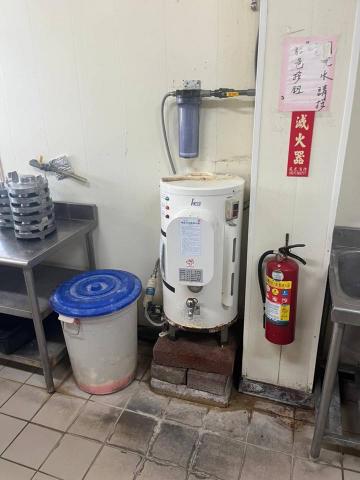 青山淨水 江重徳 - 餐廳熱水爐更改前照片！