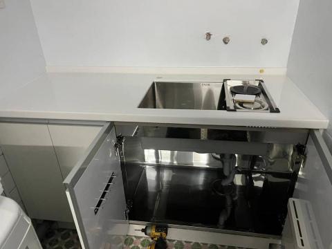 青山淨水 江重徳 - 廚房安裝600加侖RO淨水設備及觸控冷熱飲水機前照片。青山淨水！