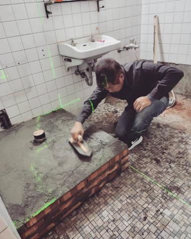 葉重慶 - 放馬桶台面泥作工程