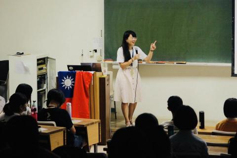 簡宜蓁Anla - 多次受邀擔任學生營隊主持人，以親切活潑的風格貼近學生的世界。