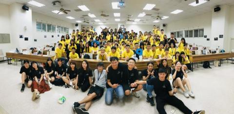 簡宜蓁Anla - 擔任AIESEC國際經濟商管學生會之「全英語高中生營隊i-SEE camp」的「課程設計負責人」，共設計五天四夜課程，引導高中生翻轉看待世界的角度，發展自我可能性。

例如，課程當中我們直接讓高中生與非洲青年視訊，共同討論非洲現況與議題。

至今仍會收到許多當初參與的學員的訊息，向我詢問日後在人生旅途遇到的問題。