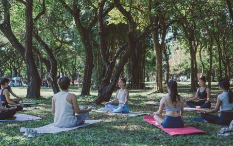 living with yoga - 倪嘉Abi - 公益戶外瑜珈