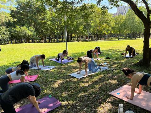 living with yoga - 倪嘉Abi - 公益戶外瑜珈