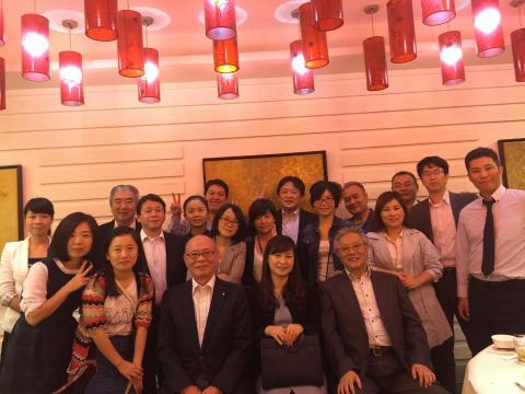 程國政 - 與日企員工合照