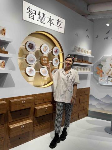 提供光療機sun服務的專家Sarah Sun