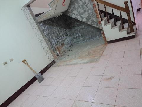 富安拆除工程 - 廁所地板見底，牆面磁磚，打毛，跟撞掉兩面牆，樓梯不傷