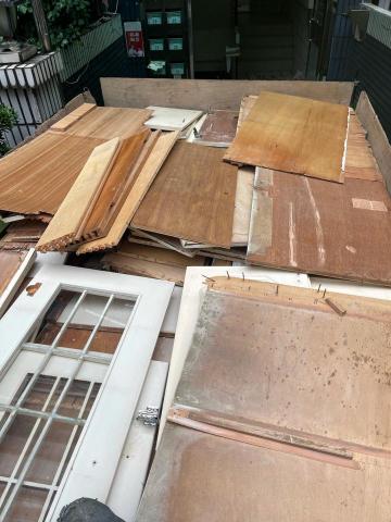 崴信企業社 - 廢棄物疊車狀況（周圍立板加高不會隨便疊）