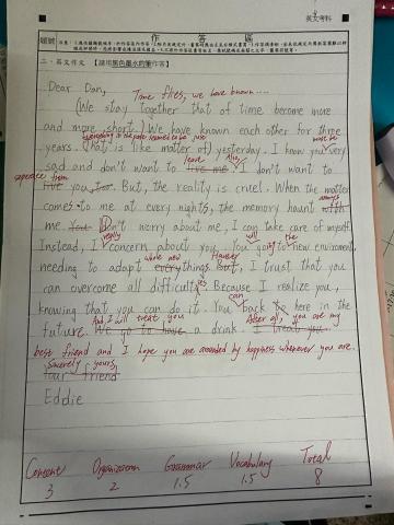 Elain - 學測作文細心批改，仔細訂正文法及單字小錯誤。