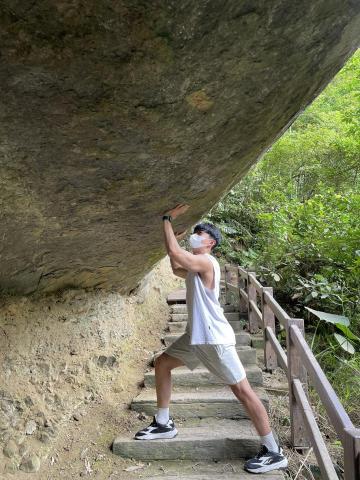 牧霖Eddie - 出去都在扛石頭哈哈