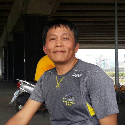 提供剪頭髮男服務的專家潘俊隆