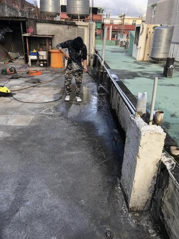 閎恩工程行 - 屋頂高壓水槍 清潔地面牆面