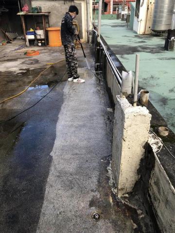 閎恩工程行 - 屋頂高壓水槍 清洗地面牆面