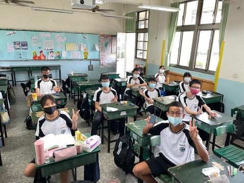 XUAN (炫) - 台中的某間國中～教太多間學校了我竟然忘記這張照片是哪一個間?_?