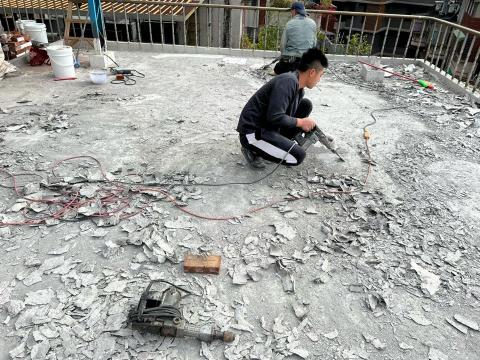 展程設計工程行 - 內湖陽光街159號屋頂打除+防水保固八年案例 （正在施工中 12/25）