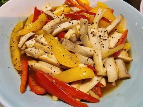 王苓格（小米廚房） - 雙椒炒菇（素可食）