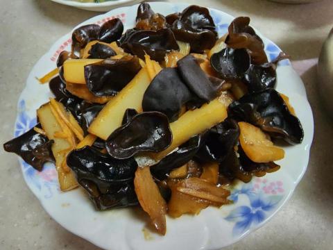 王苓格（小米廚房） - 黑目耳炒蒟蒻（素可食）