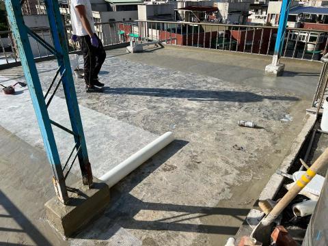 展程設計工程行 - 陽光街159號 屋頂防水施工中 
全面鋪網  12/27 三層防水保護層 （ 未完成