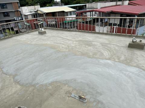 展程設計工程行 - 第四道防水工程施工中 陽光街159號屋頂