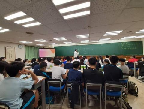 鐘紹紘 - 高中補習班擔任物理講師
