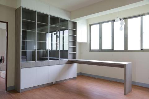 BY設計工作室 - 小坪數-簡約風客製化書櫃+桌