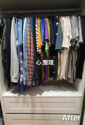 心.整理▪︎Fiona▪︎ - 統一衣架，將衣物分色系吊掛，即可省去平日摺疊的時間，也清楚可見所擁有的款式類別。