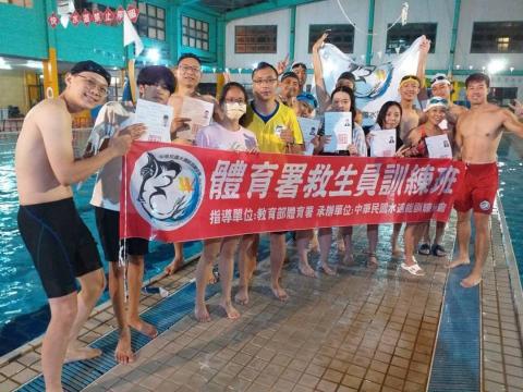 李宜儒  先生 - 救生員培訓（本人為最右側著紅色救生褲之學員）