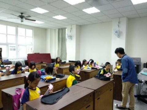 蔣毓哲 - 大學期間擔任國小烏克莉莉社團指導老師