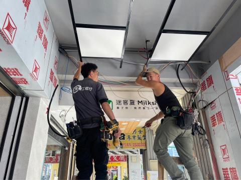 Leo  - 外牆集線整理 平板燈安裝