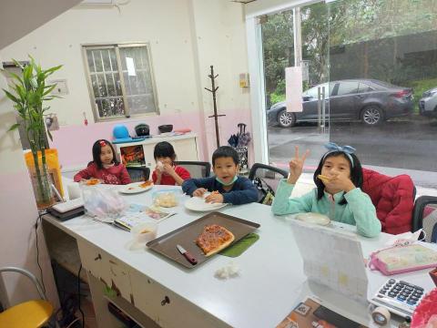 蔡麗梅 - We had a Pizza Christmas party,and enjoyed having pizza together. 