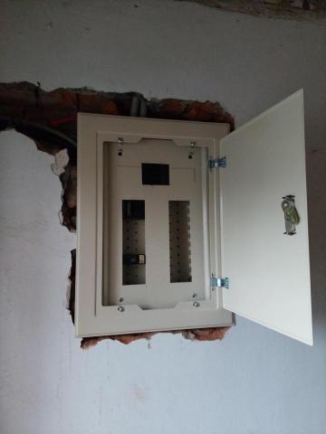 鄭柏揚 - 住宅開關箱施工中