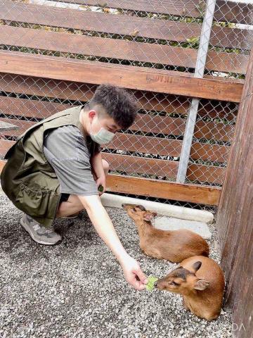 提供染髮劑黑色服務的專家阿律