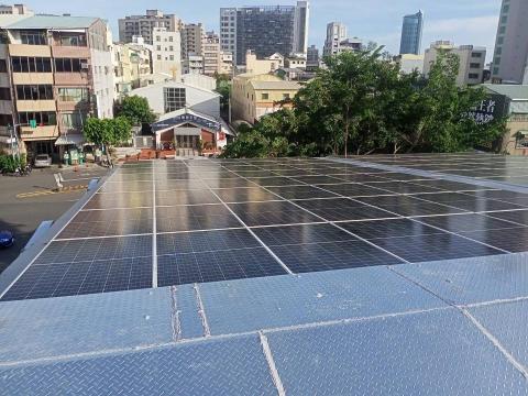 鉉鋼鋼鐵有限公司 - 風羽球場太陽能板施作完成品